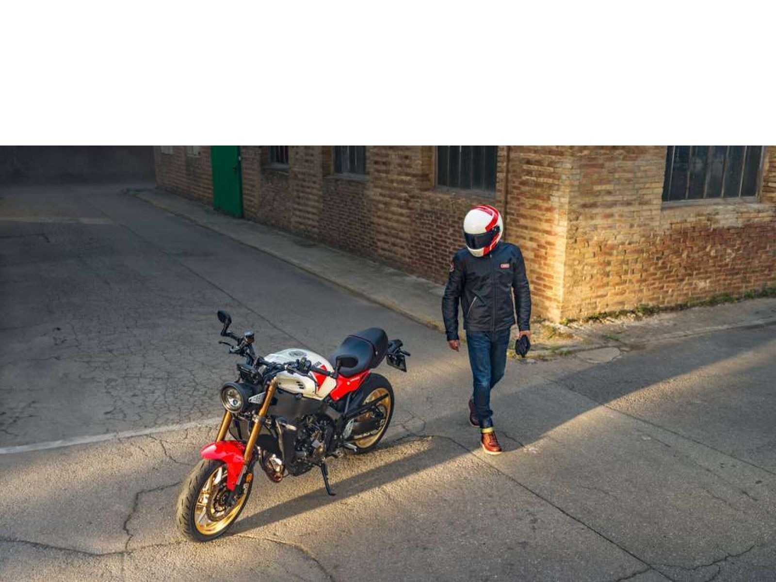 Мотоцикл YAMAHA XSR 900 (Legend Red) 2024